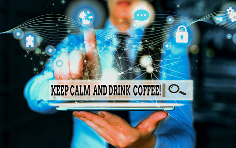 概念性的手稿表现为保持冷静和喝咖啡。商业照片展示鼓励展示享受饮料和放松图片网络计划与现代智能设备。