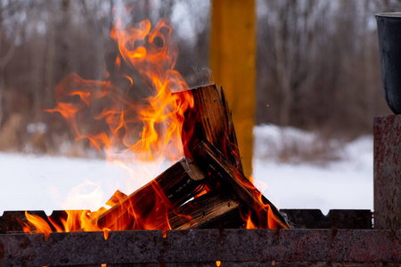 在烧木头的烤架里。准备烧烤用的煤。