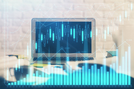 利用计算机对外汇图形和工作空间进行多次曝光。国际网上交易的概念。