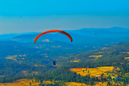 夏季山谷滑翔伞场景，滑翔伞飞行员焦点
