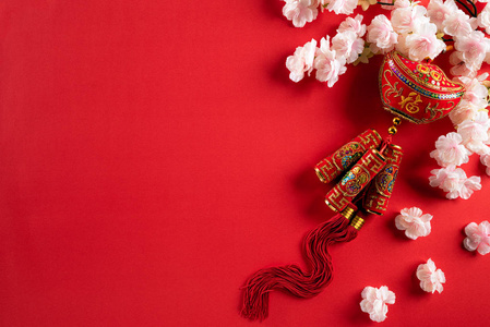 中国新年的装饰物有红色的小包橙色和金色的锭或金色的块状物。文章中的汉字赋指的是好运好运财富金钱的流动。