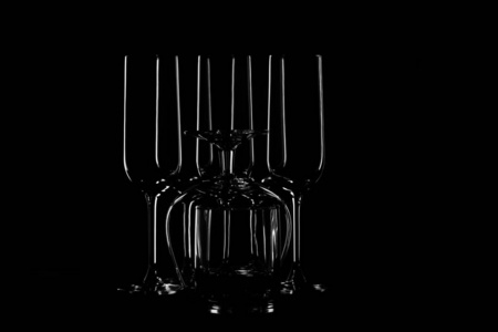 黑色背景上透明玻璃高脚杯的轮廓