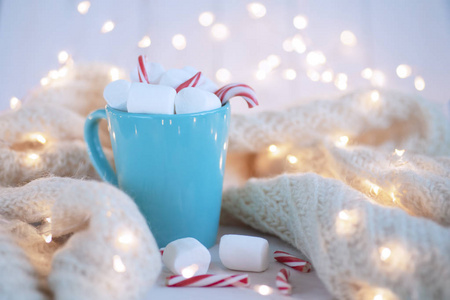 在圣诞节背景下，用棉花糖和圣诞糖果做成的美味饮料