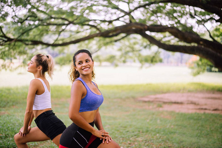 伸展 锻炼 女孩 微笑 公园 美丽的 肌肉 瑜伽 放松 跑步者