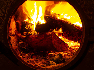 在火炉里的木头上燃烧火焰。