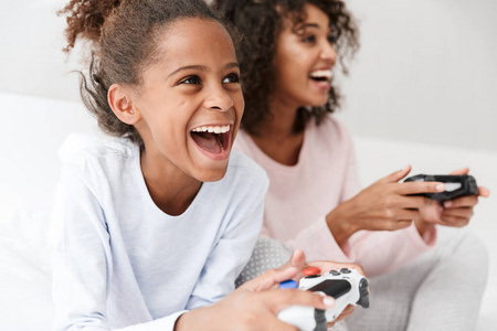 美国妇女和小女孩玩电子游戏的画面