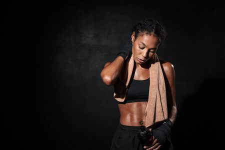 美国黑人妇女拳击手抱水瓶形象
