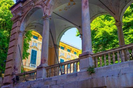意大利热那亚旧城区的一座古老的意大利建筑的正面，带百叶窗的窗户。