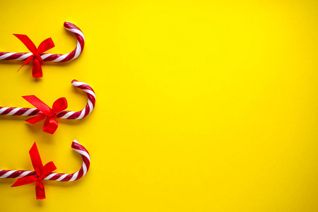 圣诞作文。圣诞糖果手杖，黄底红蝴蝶结。平放，放文字的地方。