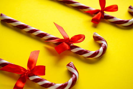圣诞作文。圣诞糖果手杖，黄底红蝴蝶结。