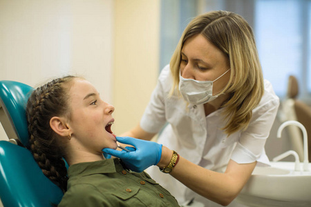 照顾 龋病 医生 疼痛 医学 注射 女孩 牙医 炎症 牙齿