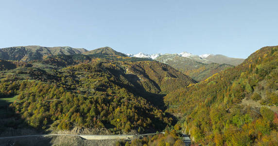 山路的全景，穿过高山和雪峰，在远处可见，在乔治亚州的山区斯瓦内提日落