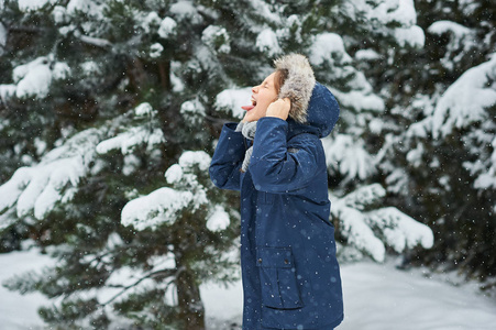 雪地背景上美丽的白人女孩肖像