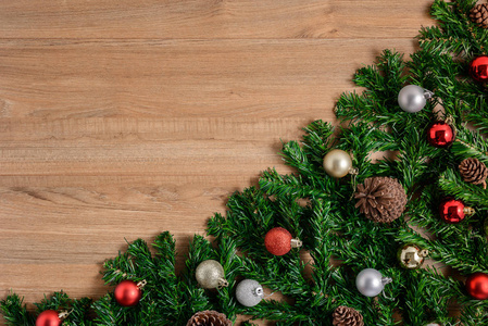 木板装饰圣诞冷杉树