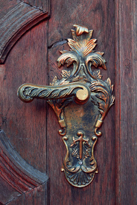 古色古香的门和青铜或黄铜把手
