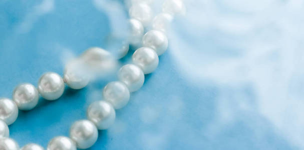 海岸珠宝时尚，蓝海背景下的珍珠项链