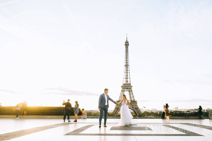 幸福浪漫的夫妇在埃菲尔铁塔附近拥抱