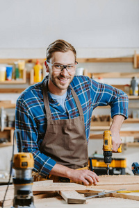 木匠 白种人 护目镜 工匠 男人 工具 职业 持有 木制品