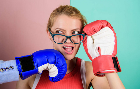 手在拳击手套打女性脸.痛苦的一拳.牙痛概念.毫无防备的脑袋.受苦的.