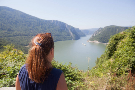 女人欣赏多瑙河的景色