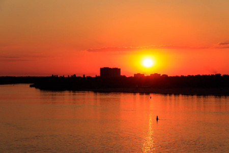 乌克兰克雷门舒格市第聂伯河上的橙色夕阳