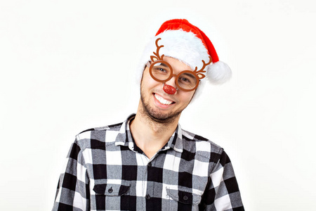 圣诞节，寒假和人的概念滑稽的人戴着圣诞老人帽在白色背景