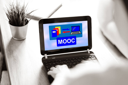 笔记本电脑屏幕上的Mooc概念