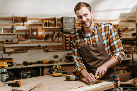 凿子 木制品 木匠 职业 微笑 桌子 情感 持有 车间 工艺