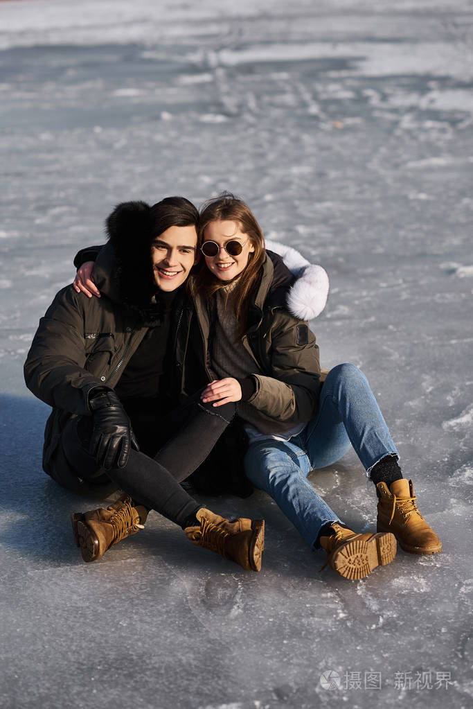 冬天幸福的情侣在户外拥抱欢笑