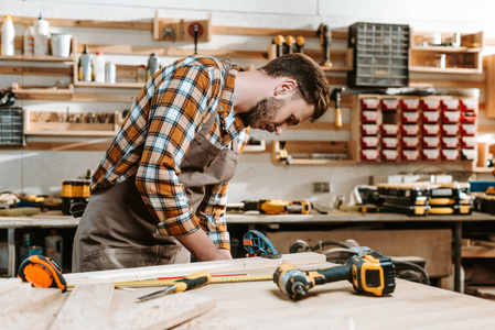 木制品 工具 工匠 白种人 方格图案 车间 螺丝刀 职业