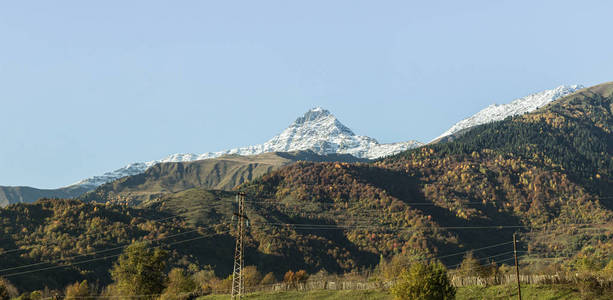 日落时分，在乔治亚州的山区斯瓦内提，可以在远处看到雪山和山峰的全景