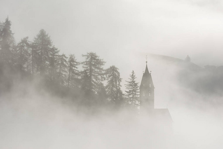 白云石山教堂神秘的雾景图片