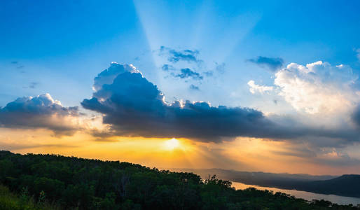 黄昏时有光线的夕阳天空图片