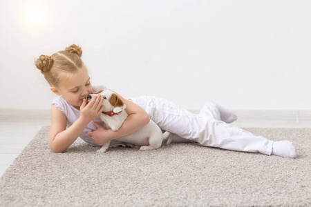 童年，宠物和狗的概念小女孩在地板上与小狗合影