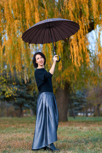 秋城公园美丽优雅的雨伞女子图片