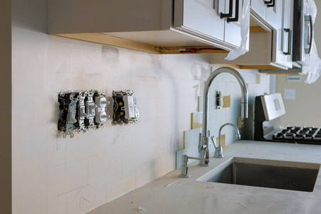 安装厨房电源插座