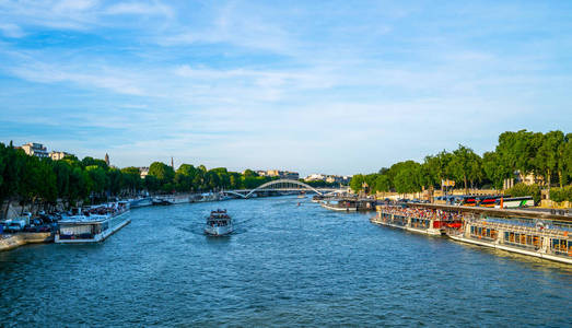 春天 旅游 旅行者 夏天 蓝天 美女 公园 风景 建筑 旅游业