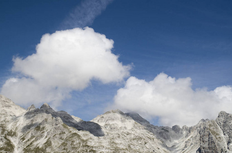 从瓦尔博纳山口伊杜林看阿尔巴尼亚阿尔卑斯山的杰泽尔卡峰