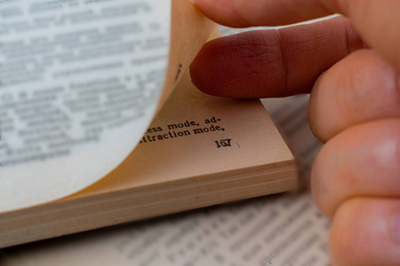 翻书页特写镜头的人手手指翻书页照片