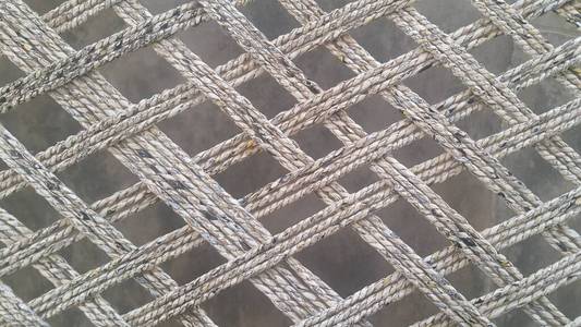 干黄麻线或绳交织成的传统床被称为charpai
