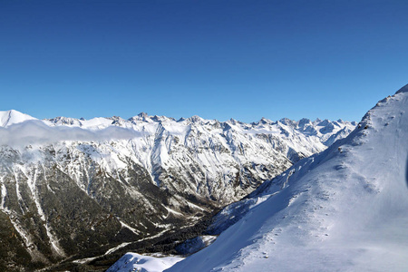 白雪皑皑的山峰云端蓝天高加索图片