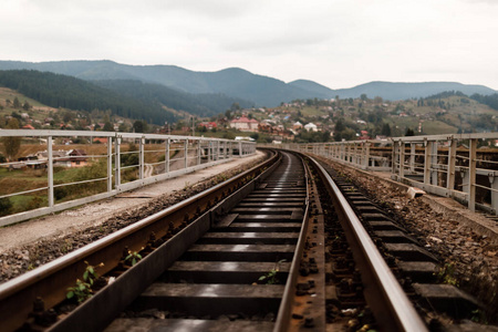 喀尔巴阡山脉的铁路轨道。铁路轨枕
