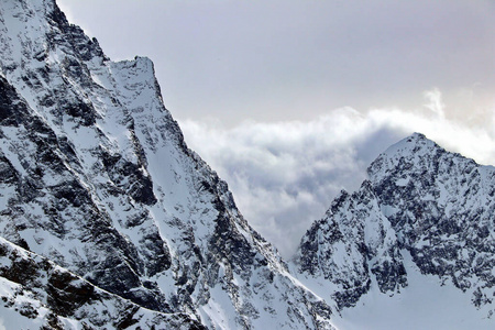 白雪皑皑的山峰云端蓝天高加索