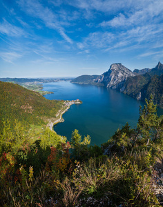 宁静的秋天阿尔卑斯山从克莱纳湖风景