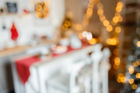 美丽的节日装饰厨房圣诞树和明亮的灯光，不对焦拍摄的照片背景
