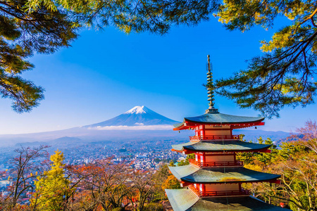 富士山风景秀丽，周围有朱丽托塔