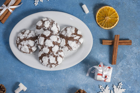撒着冰糖的美味大理石饼干。蓝色背景上的新年姜饼饼干，有肉桂雪花和棉花糖。为新年和圣诞节自制节日烘焙。