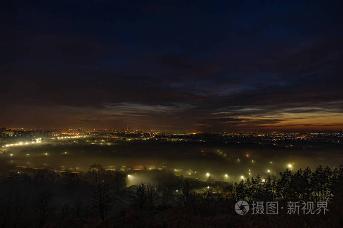 雾中的城市灯光