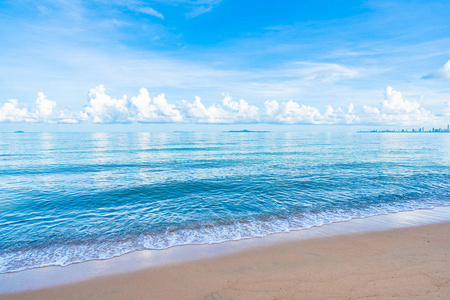 美丽的热带海滩海洋白云蓝天