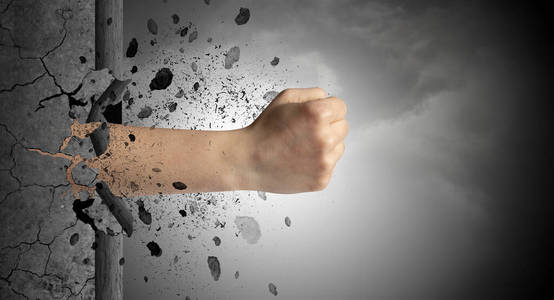 手部猛烈撞击并击碎石墙照片